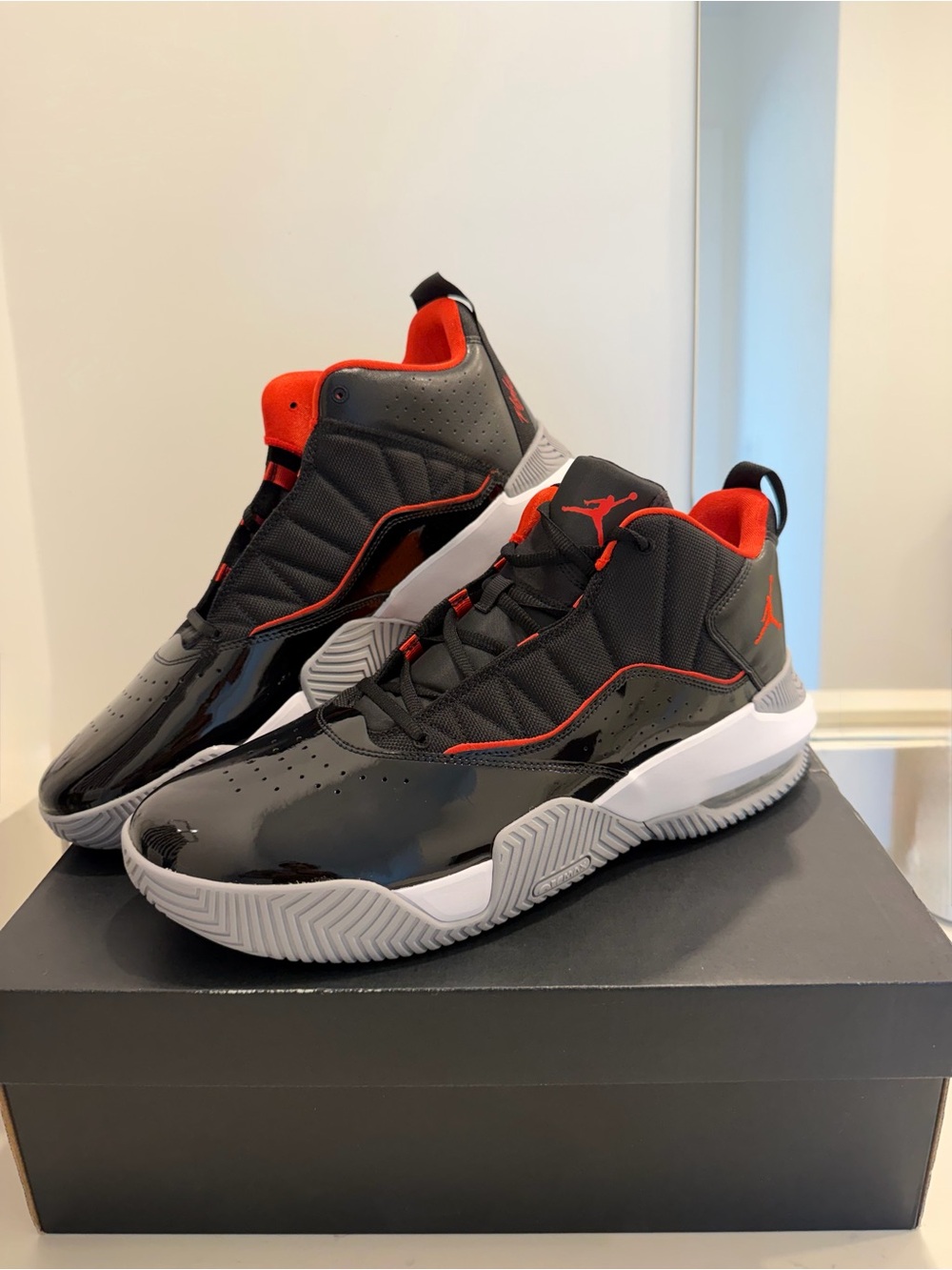 Jordan Men's Black and Red Sneakers